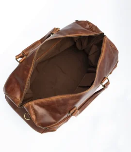 Spacious men’s duffle bag with brown cotton lining