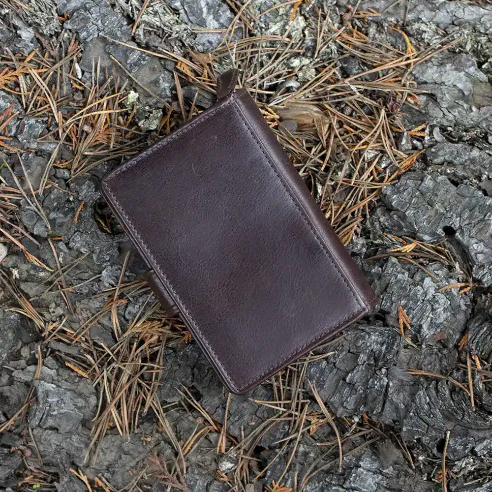 Discover the perfect blend of luxury, functionality, and craftsmanship with the Wombat Artisan Women’s Leather Wallet.