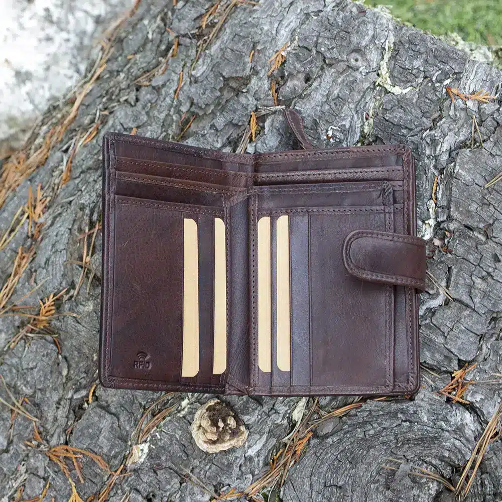 Discover the perfect blend of luxury, functionality, and craftsmanship with the Wombat Artisan Women’s Leather Wallet.